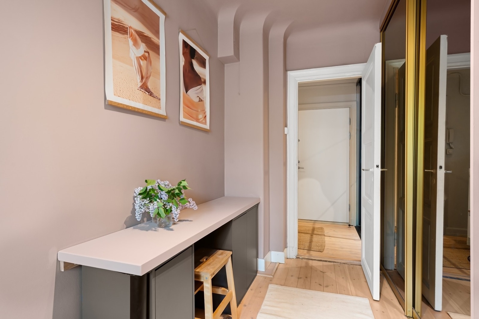 Plassbygd og praktisk kontorpult. Det er også montert skyvedørsgarderobe Galleribilde