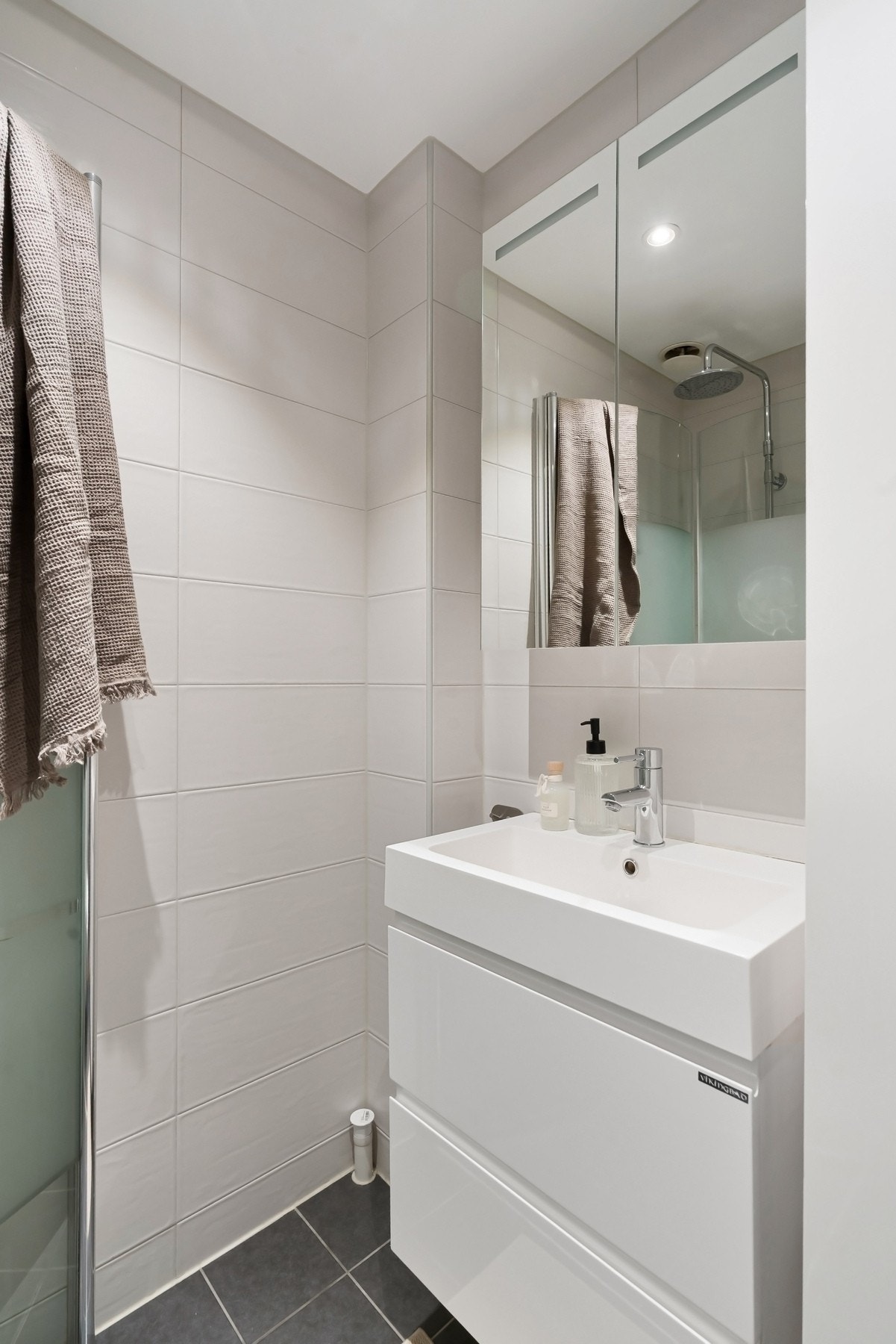 Utstyrt med bl.a. gulvvarme, downlights, vegghengt wc og dusjhjørne med svingbare dører Galleribilde
