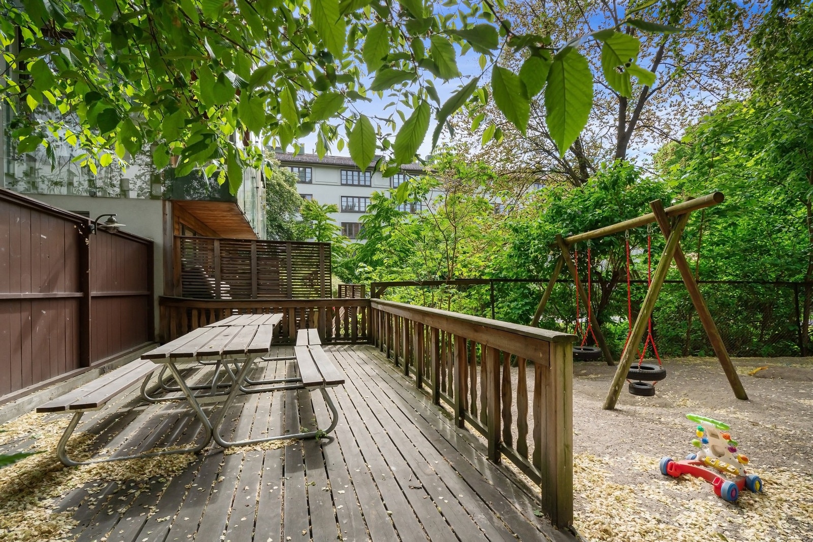 Hyggelig fellesområder med lekeplass og sittebenker Galleribilde