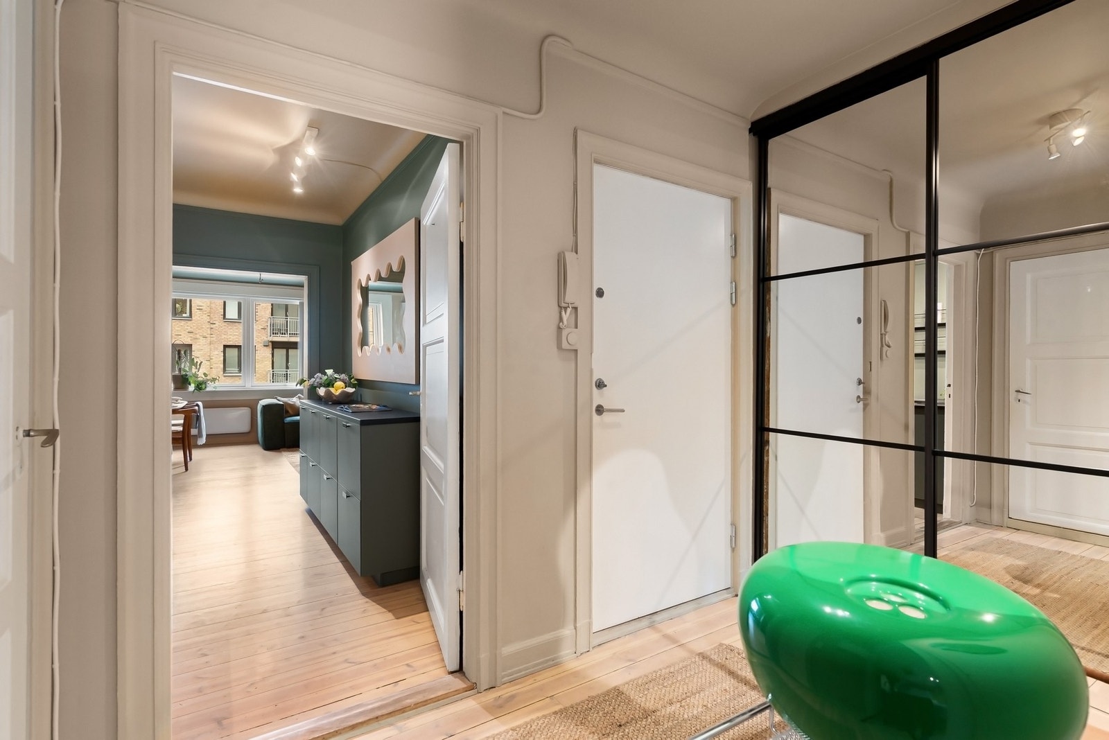 Praktisk entré/gang med skyvedørsgarderobe montert i 2021/2022 Galleribilde
