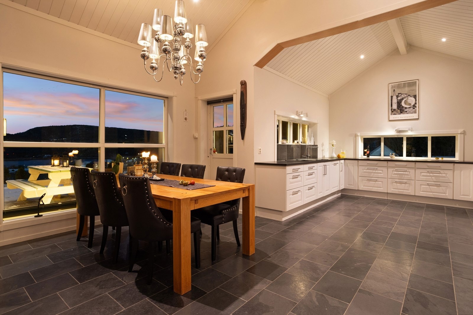 Stort kjøkken på 33 m² med mye skap- og benkeplass, samt plass til spisebord - godt egnet for større middagsselskaper. Galleribilde