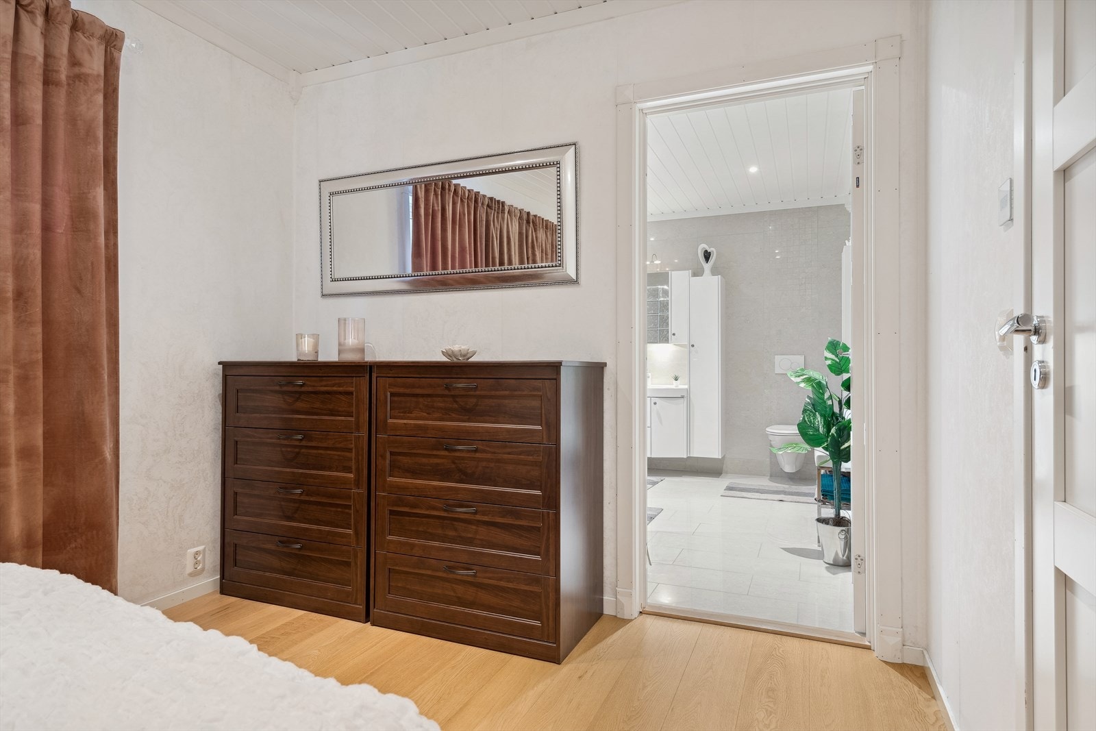 Hovedsoverommet er på 11,5 m² er tilknyttet eget bad. Galleribilde