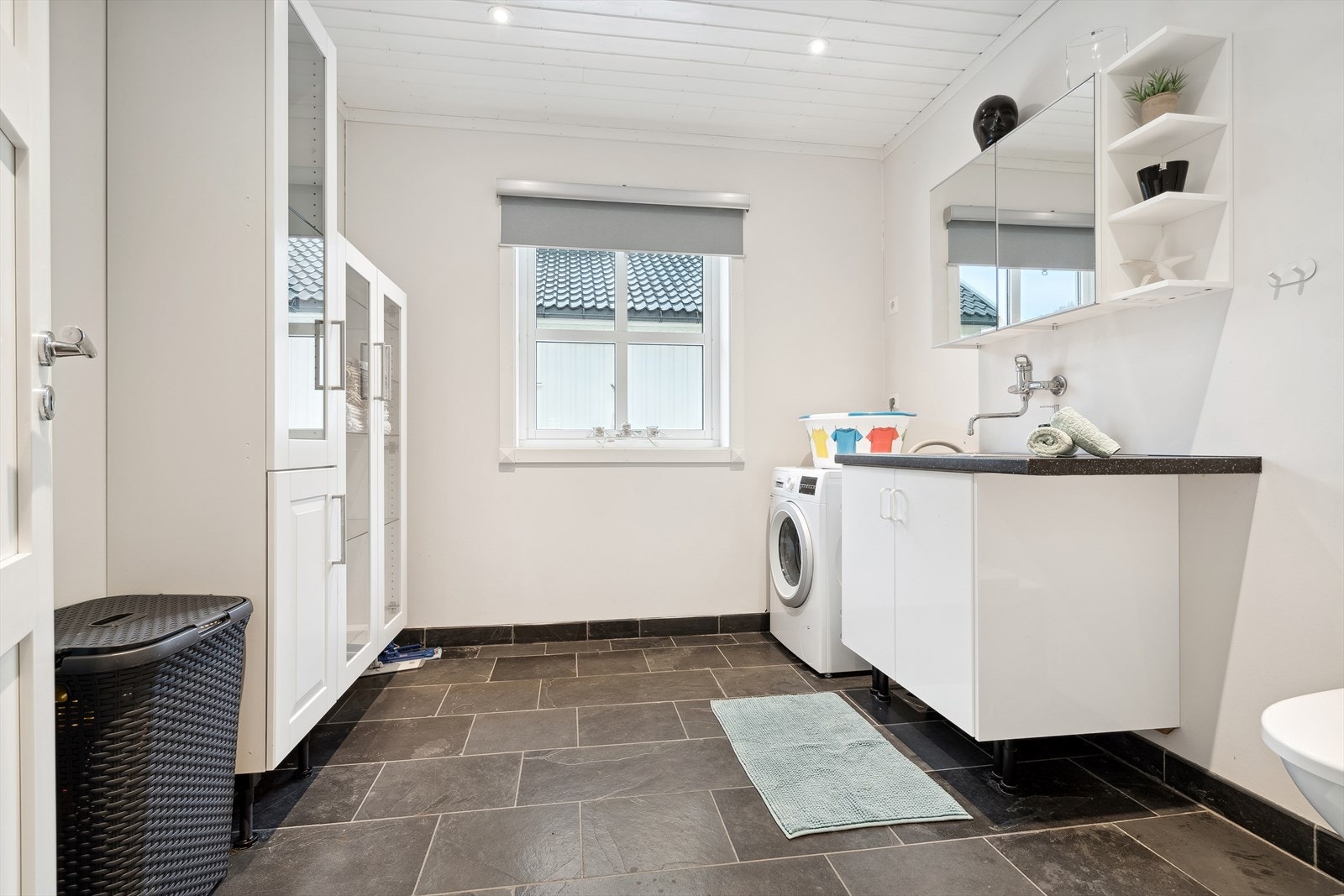 Vaskerom med toalett og servant i 1. etasje, praktisk tillegg til 2 komplette bad i hver av etasjene. Galleribilde