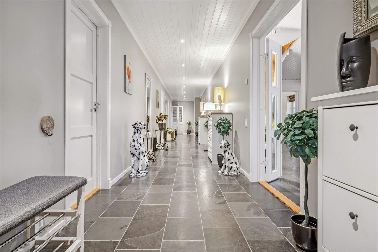 Velkommen inn! I husets 1. etasje er det en romslig gang som knytter alle rom sammen og gir god plass til kommoder og skap for lagring. Galleribilde