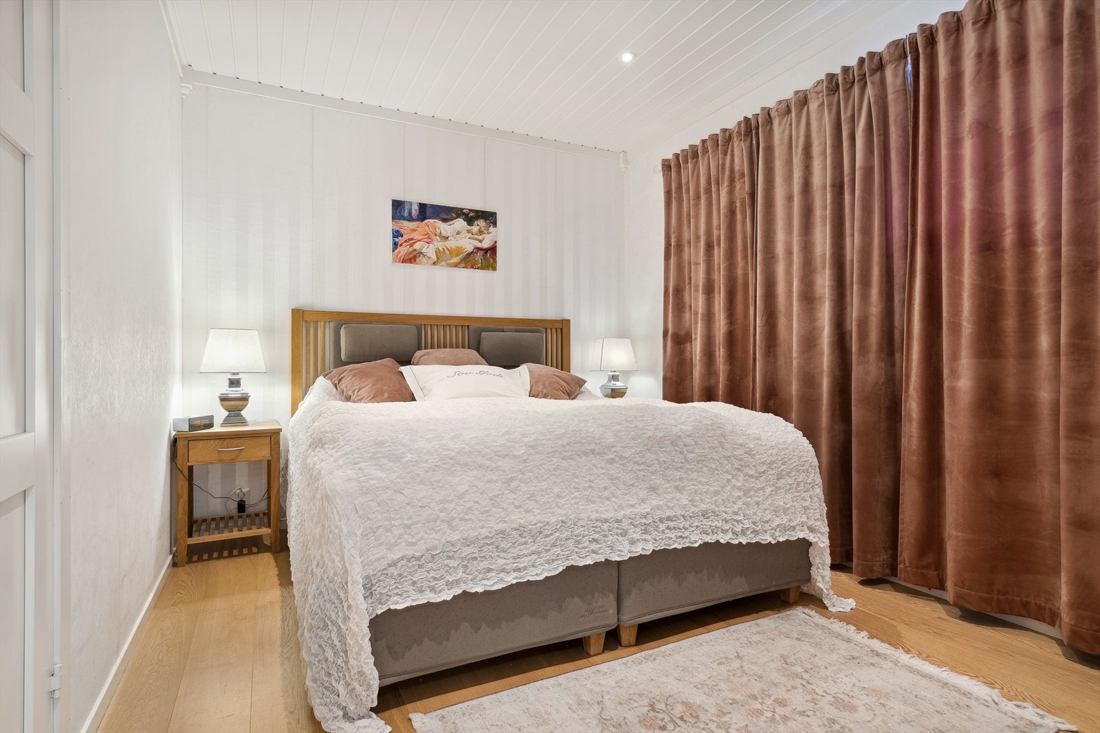 I 1. etasje er det totalt 2 soverom hvor ett av de er innredet som omkledningsrom. Galleribilde