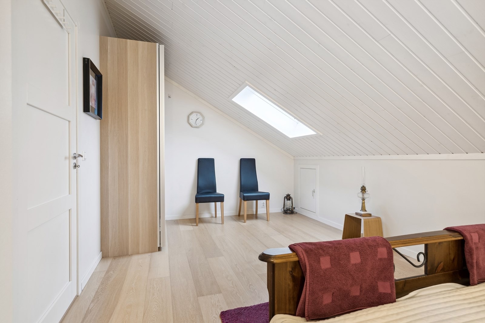 Arealet er godt utnyttet hvor innerst ved skråtaket er benyttet som oppbevaringsrom. Galleribilde