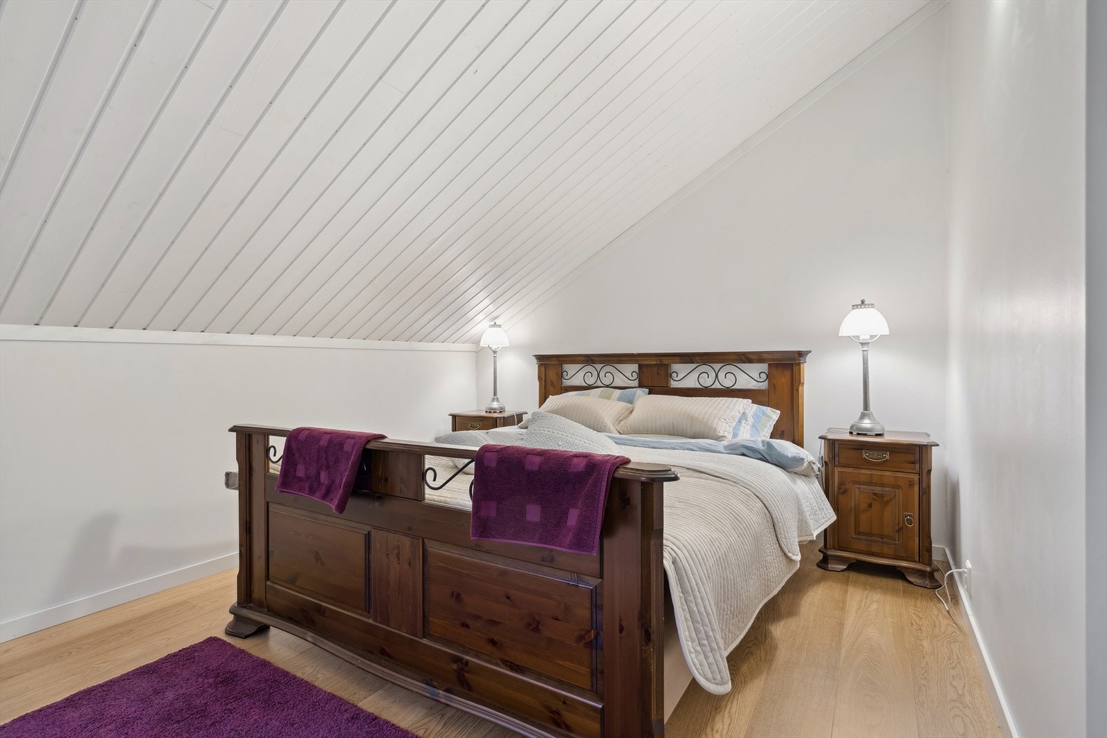 Soverom på 13 m² med god plass til seng og garderobeskap. Galleribilde