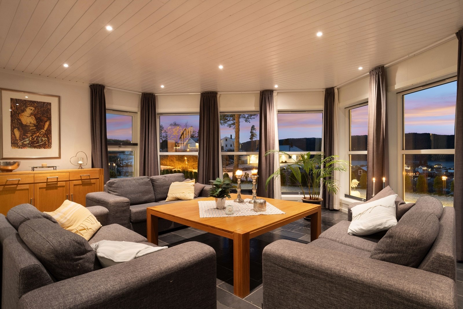 Vannbåren varme i alle gulv i 1. etasje med temperaturstyring på hvert rom. Galleribilde