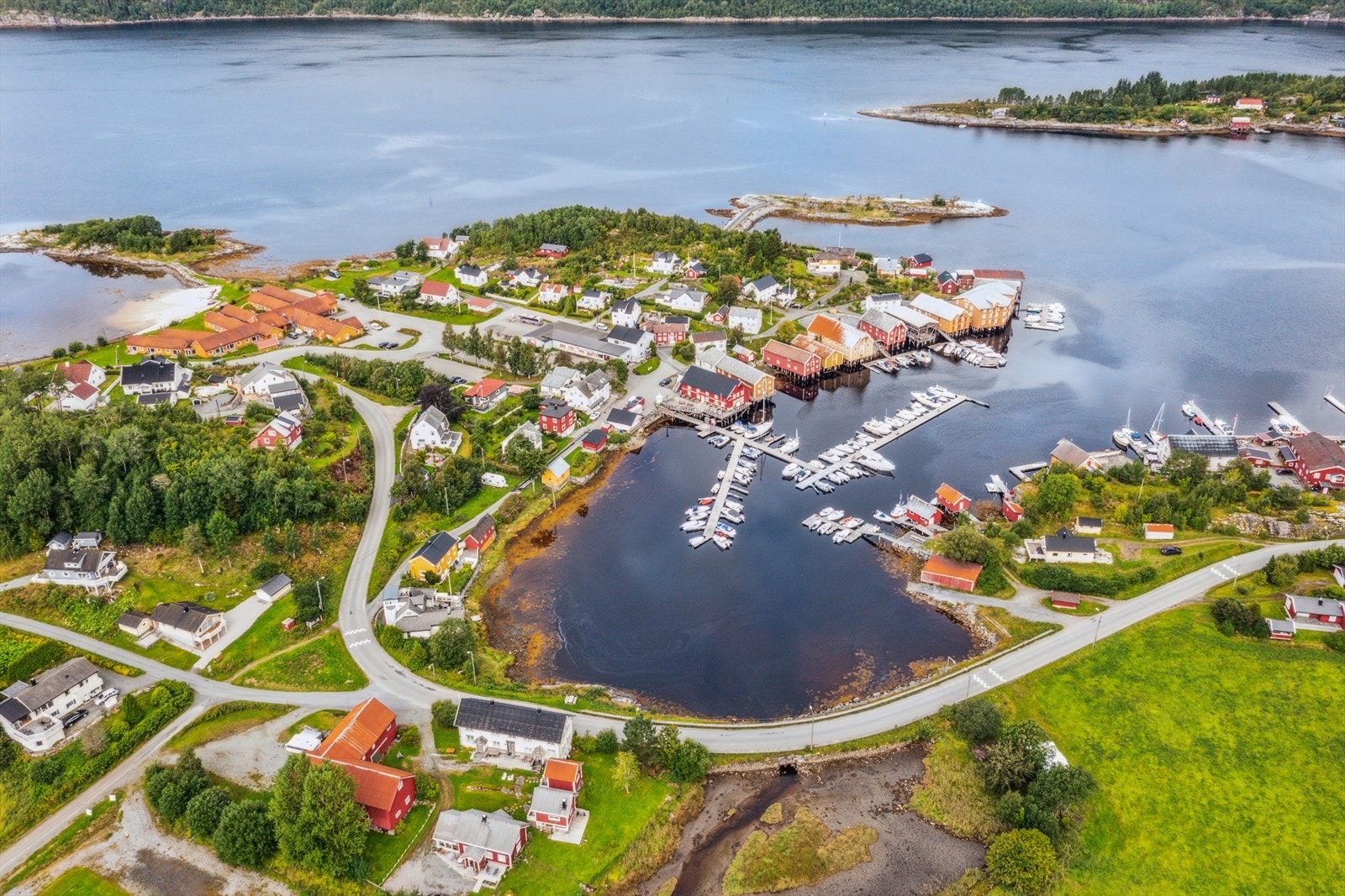 Med 5 min biltur kommer man til byggevareforretning og søndagsåpen dagligvarebutikk. Galleribilde