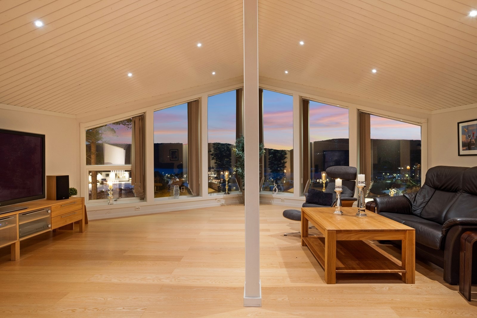 Hele 2. etg har et gulvareal på 135 m². Fra stuen i 2. etasje har man fantastisk panoramautsikt gjennom store vindusflater. Galleribilde