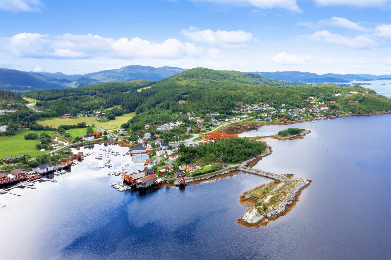 Området byr på utallige turmuligheter i fantastiske naturrike omgivelser. Det er også kort vei til lakseelv, og opparbeidet lysløype på vinteren. Galleribilde