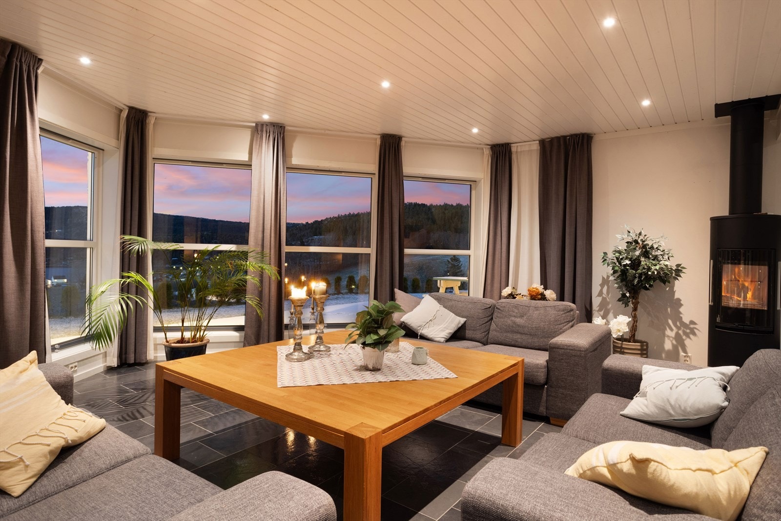 Trivelig stue med vedovn og store vindusflater som gir utsikt fra stuen og god lysinnslipp. Galleribilde