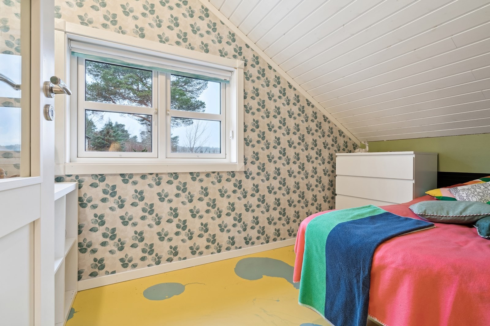 Soverom (5 m²) egner seg som f.eks barnerom da det har friske og lekne farger. Galleribilde