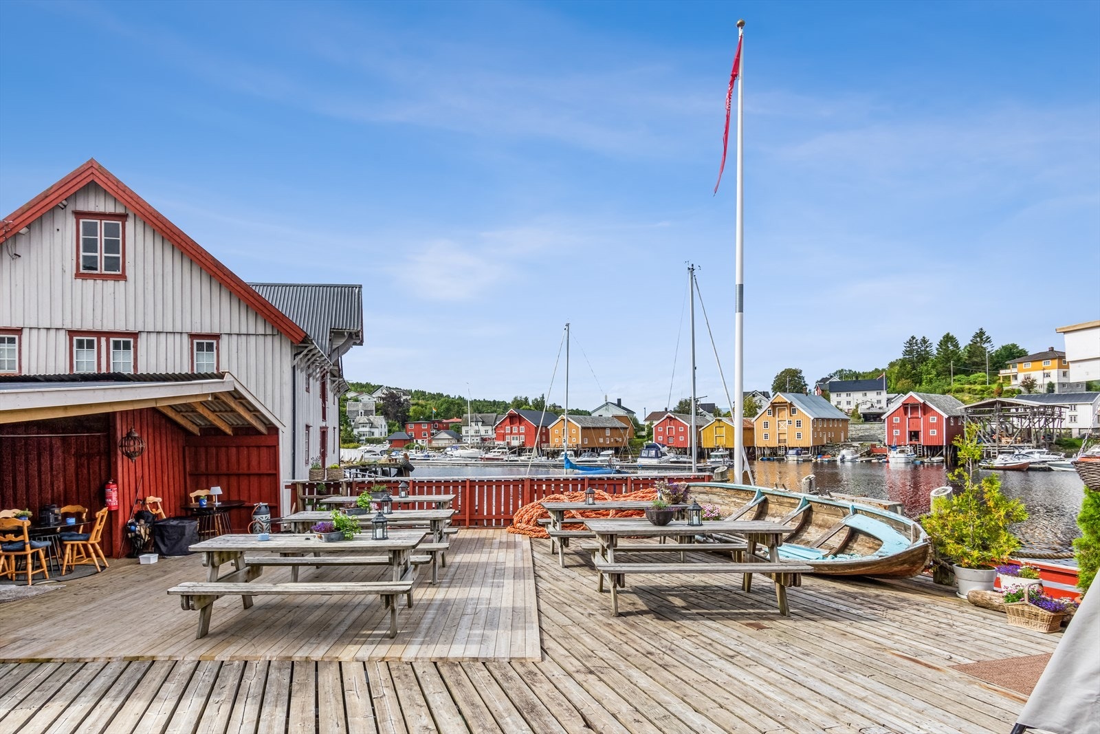 På ca. 15 min gange kommer man til Råkvåg sentrum med butikk, restauranter, båtmarina, og kulturbrygger med interessante historier og museer. Galleribilde