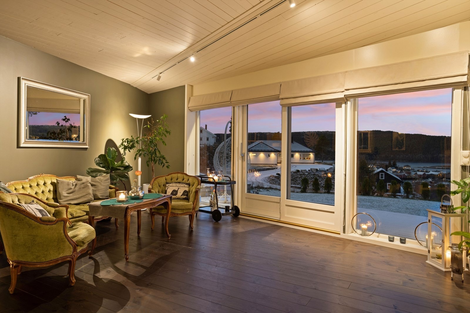 Vinterhagen er på 48 m² og fungerer utmerket som en ekstra stue eller romslig gjesterom. Galleribilde