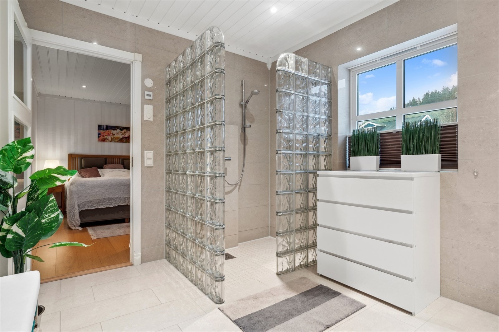 Flislagt bad med varmekabler i gulv og downlights. Galleribilde