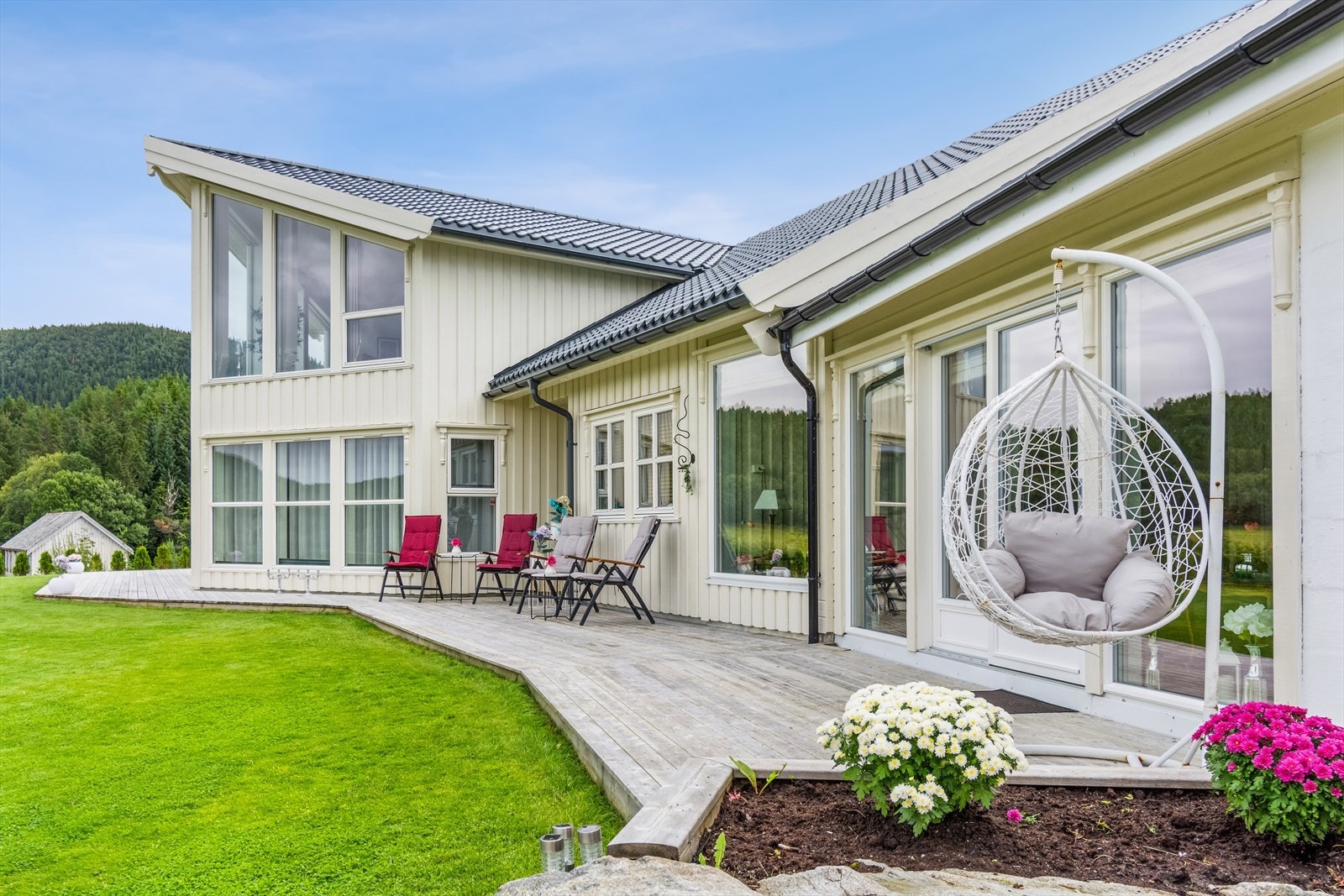 Anledning for å møblere i flere soner med en langstrakt terrasse langs hele huset. Galleribilde