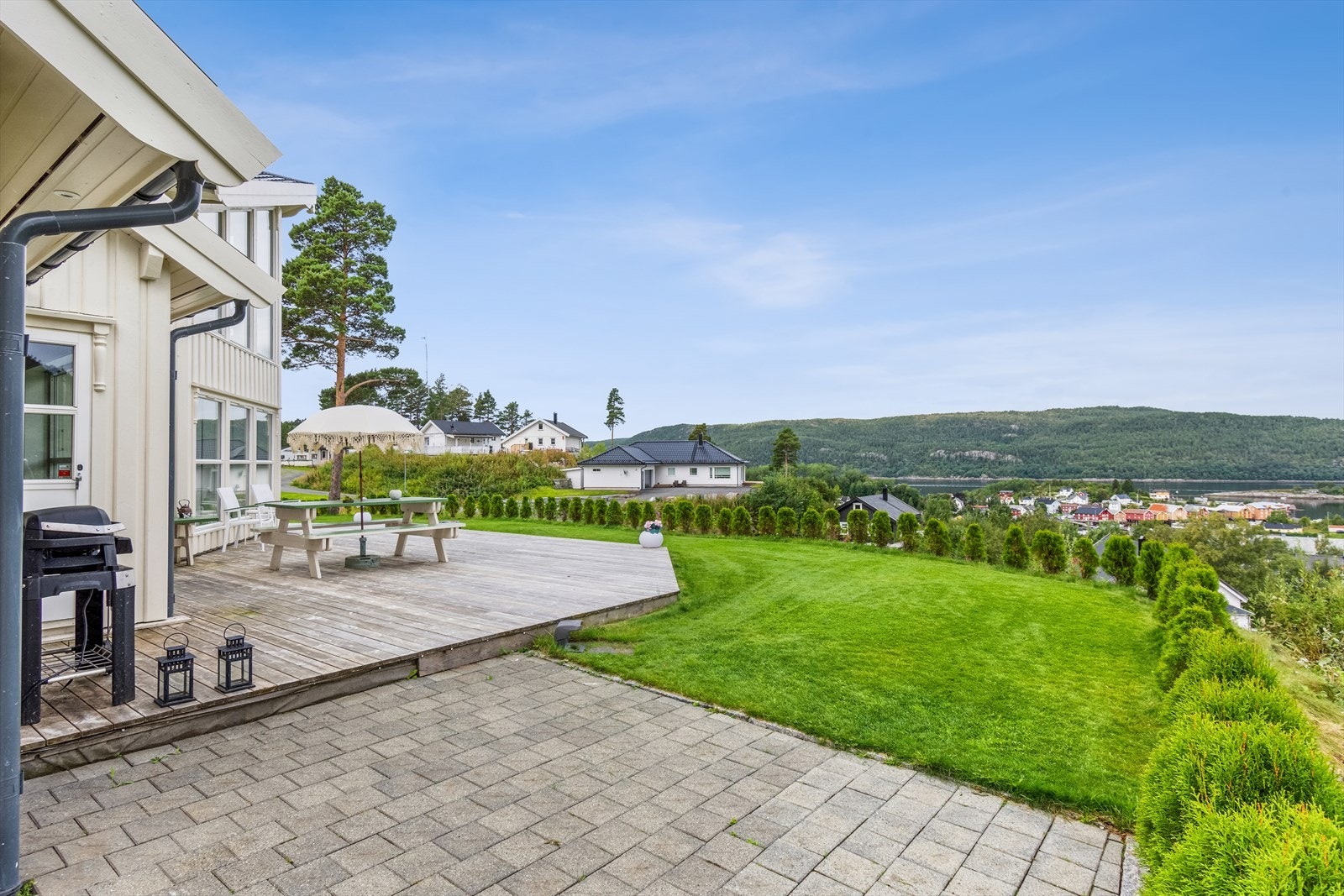 Hagen på fremsiden av eiendommen er omkranset med en nydelig hekk. Galleribilde