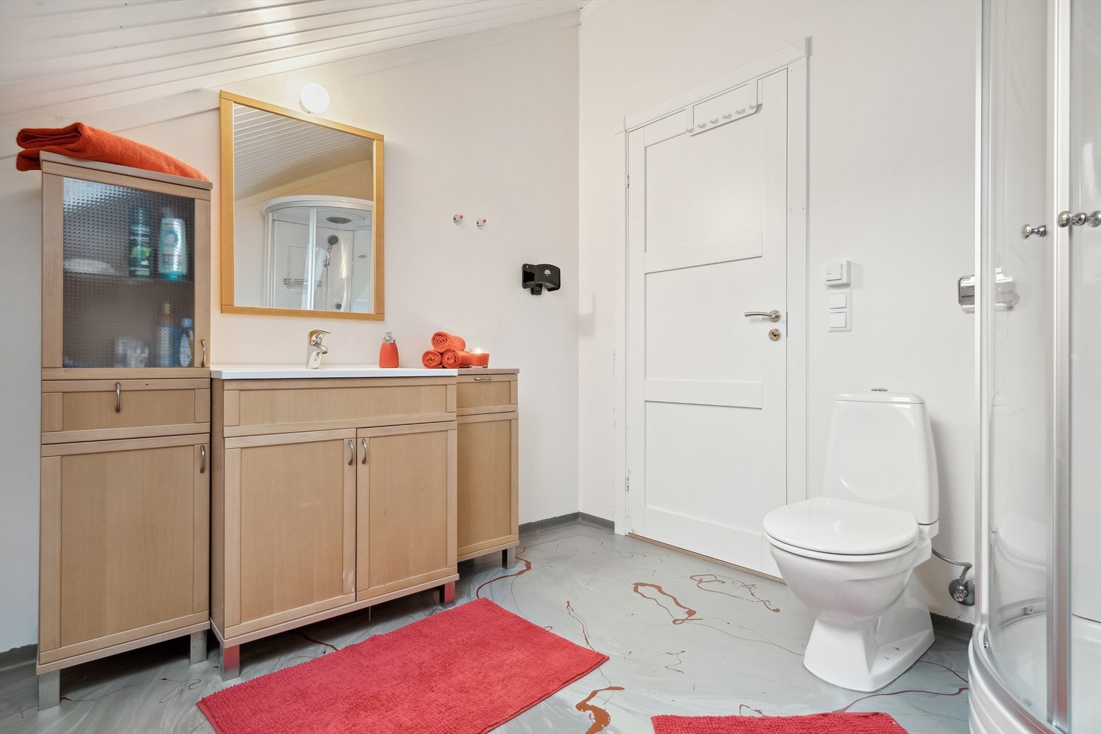 Alle soverom i 2. etg har nær tilknytning til bad. Galleribilde