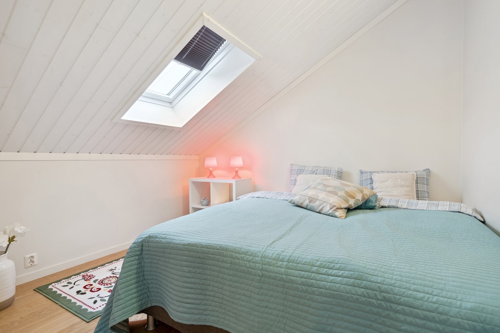 Dette soverommet er på 6,5 m², men føles større på grunn av større gulvareal. Galleribilde