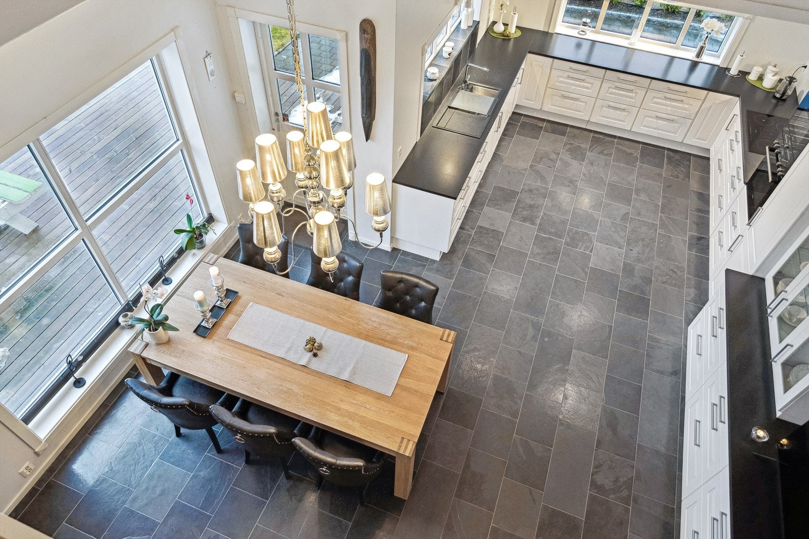 Åpen løsning mellom etasjene skaper en ekstra luftig og luksuriøs atmosfære. Galleribilde