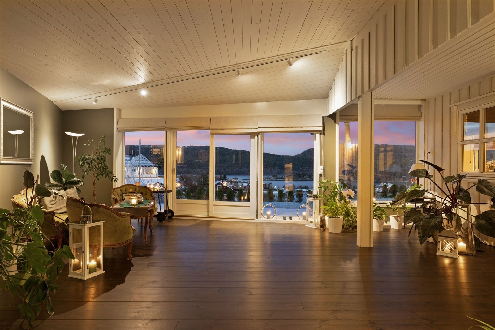 Vinterhage med egen inngang og oppvarming med varmepumpe som ble påbygd i ca. 2019. Galleribilde