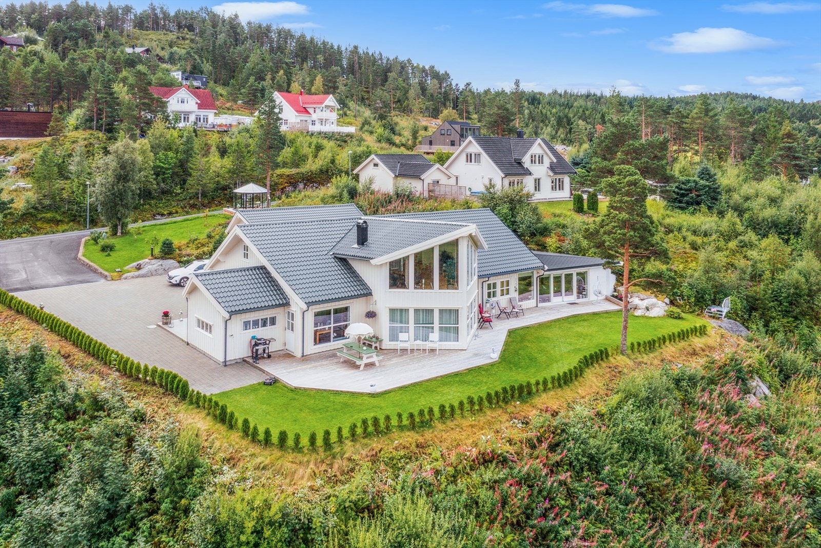 Innholdsrik eiendom med stor enebolig og garasje over 2 plan ferdig oppført i 2010 og ble bygget med materialer av høy kvalitet. Galleribilde