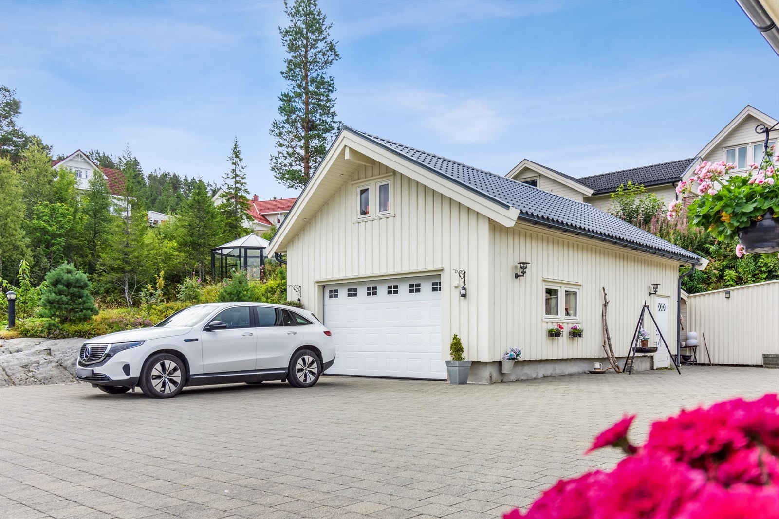 Garasje på totalt 94 m² over to plan med redskapsplass på baksiden. Galleribilde