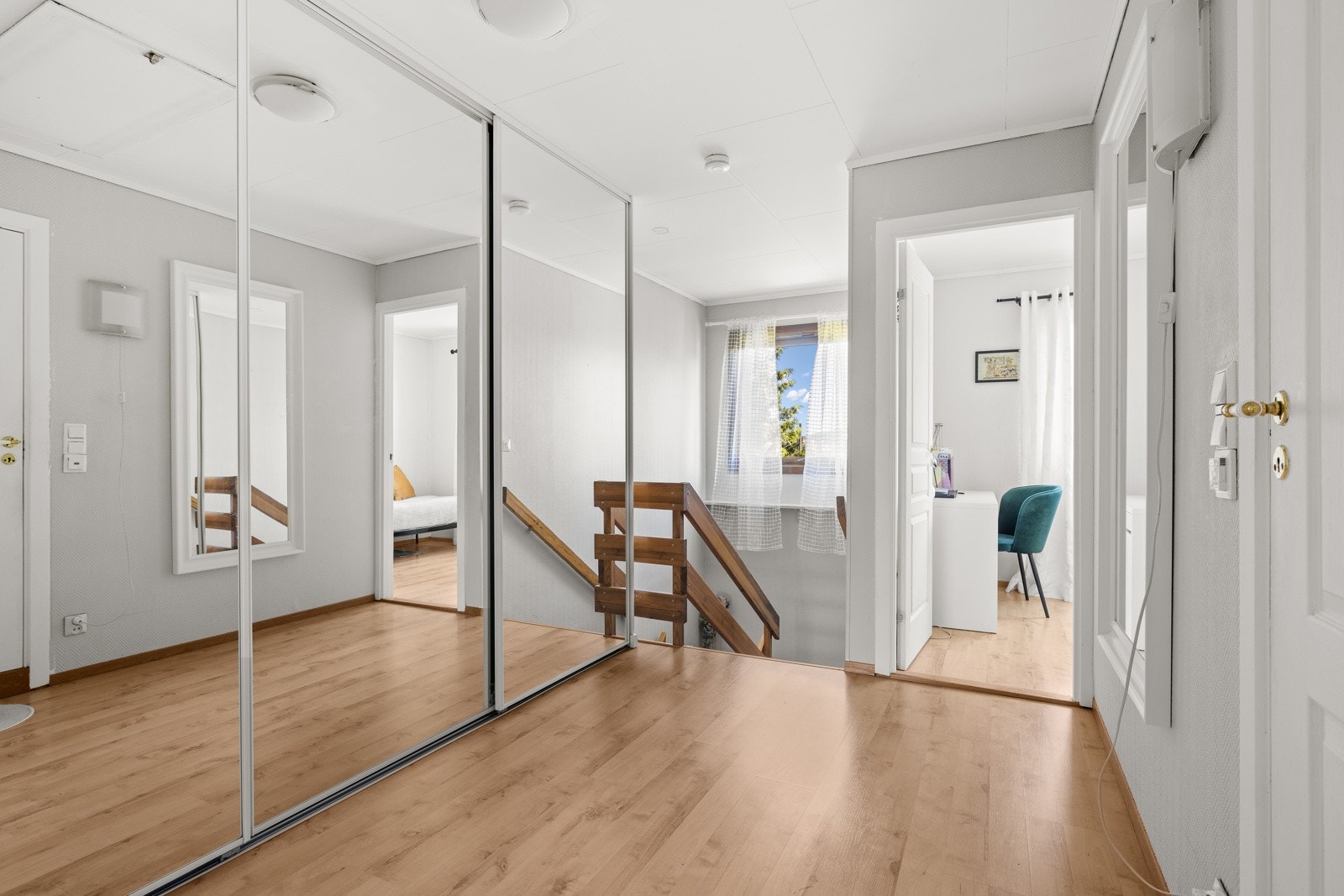 Når du kommer opp i boligens 2. etasje blir du møtt med en romslig gang, utstyrt med stor skyvedørsgarderobe Galleribilde