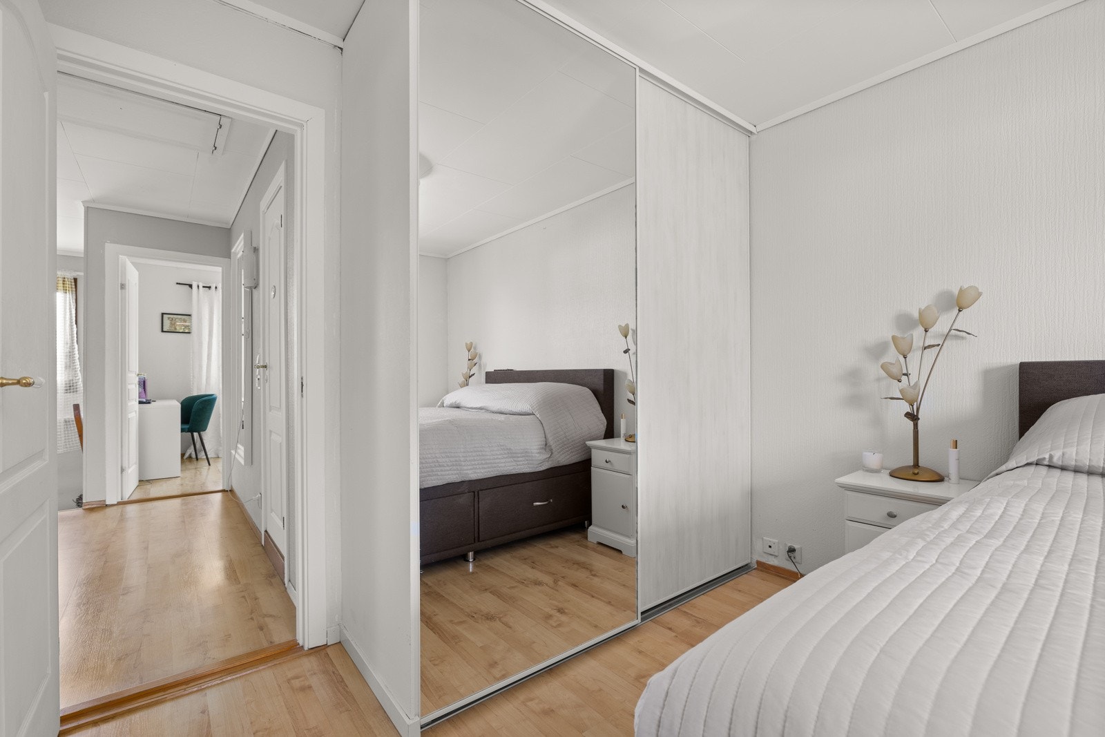 Hovedrommet er av god størrelse, med plass til dobbeltseng, nattbord og garderobeløsninger Galleribilde