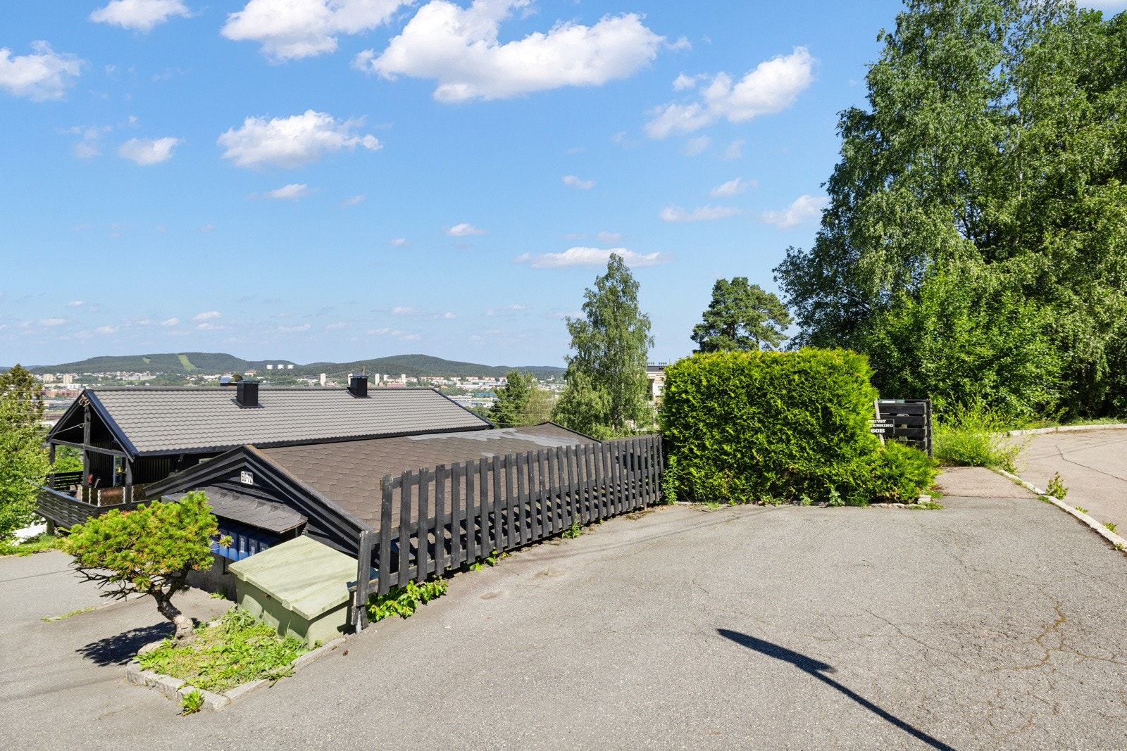 Haugerudhagan 60B er en del av et hyggelig og velorganisert boligområde som passer perfekt for familier og andre som ønsker å bo i grønne omgivelser med kort vei til byens fasiliteter. Galleribilde