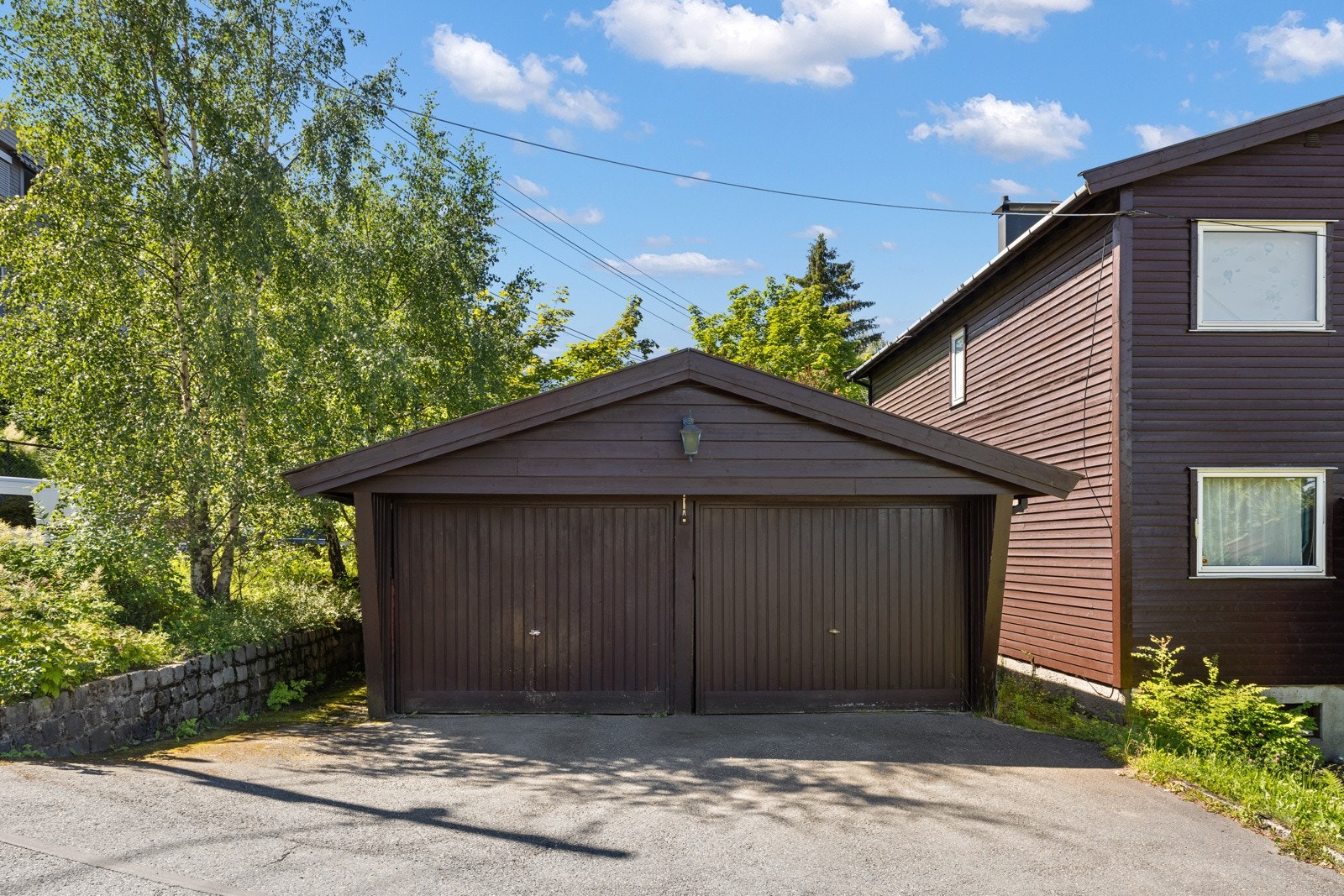 Boligen disponerer over garasjeplass i felles dobbelgarasje med nabo, målt til 18 m² og egen reservert parkeringsplass Galleribilde