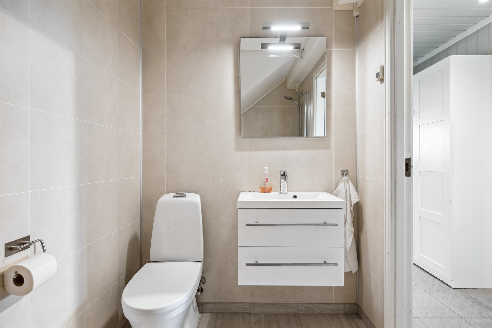 Badet på plan 1 ble oppgradert i 2016. Flislagt gulv med varme. Våtromsplater på vegger. Galleribilde