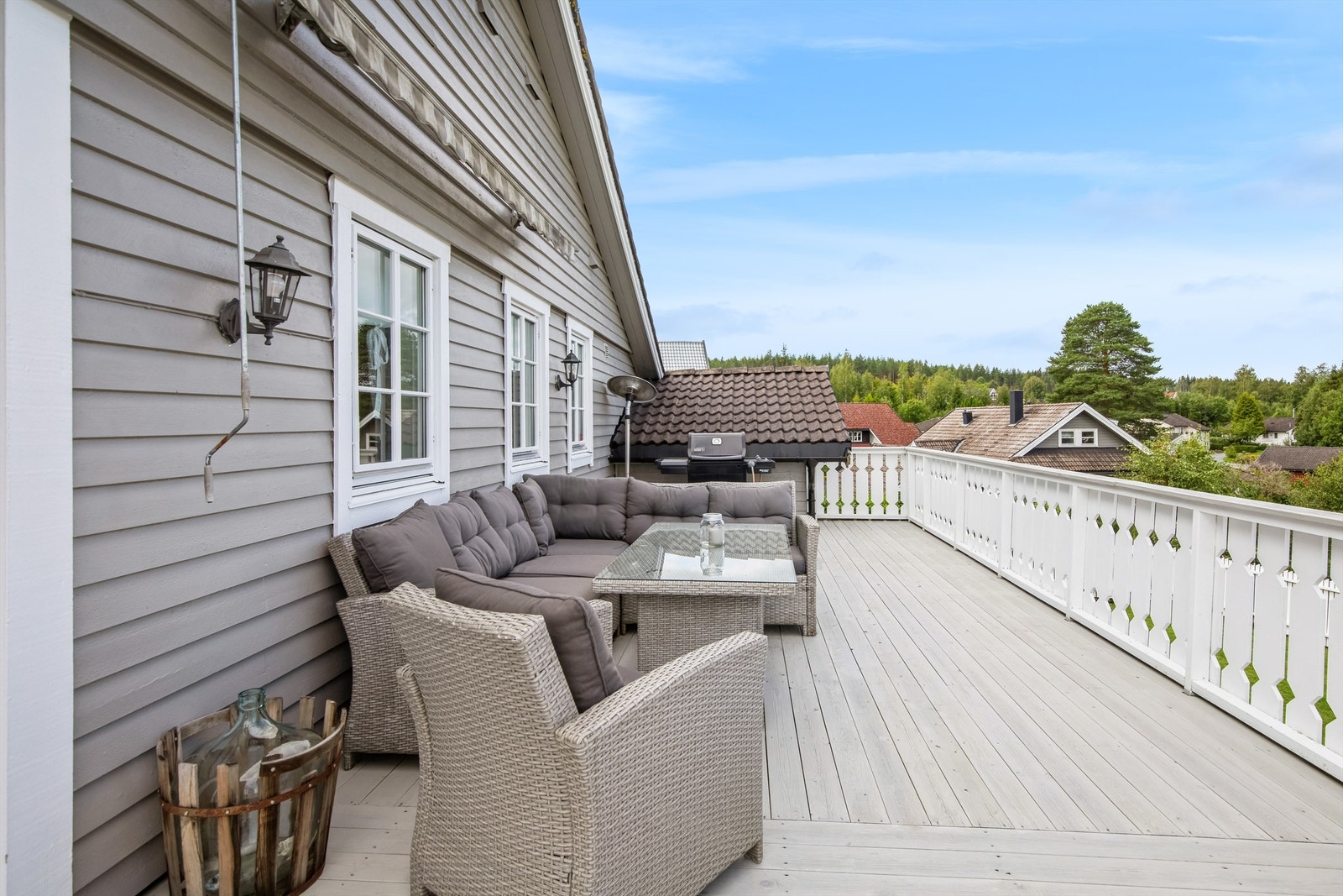 Stor stueterrasse med markise. Gulvet ble beiset i 2024. Galleribilde