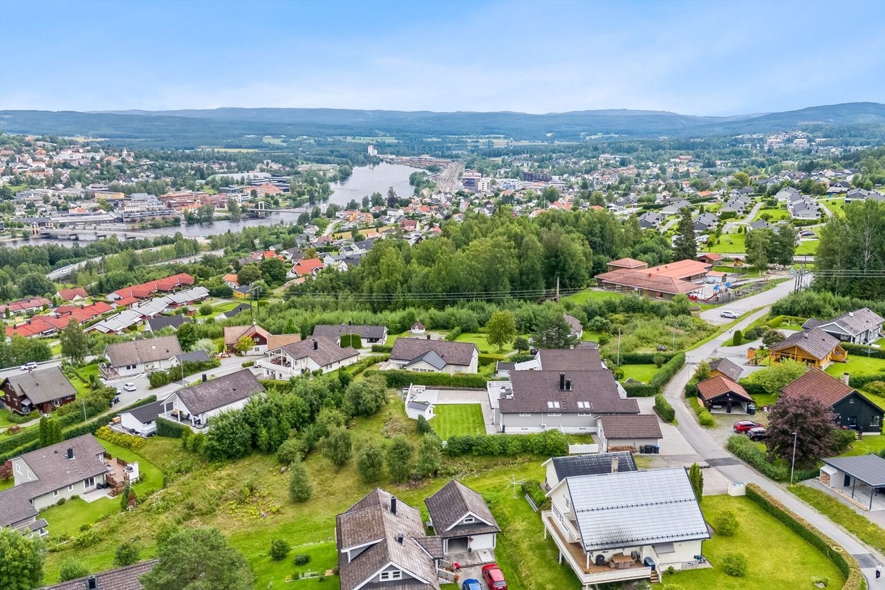 Eiendommen ligger solrikt og flott til! Galleribilde