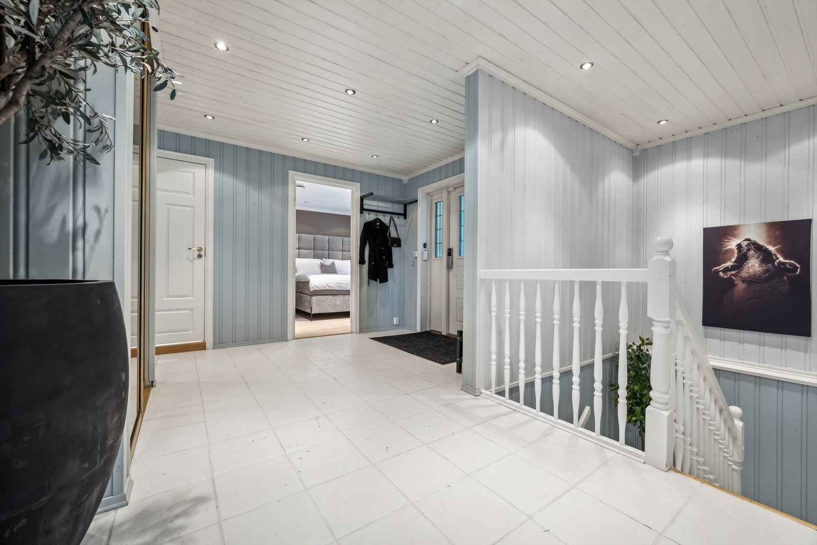 Det er montert en praktisk skyvedørsgarderobe med speilfronter for oppheng av yttertøy. Galleribilde