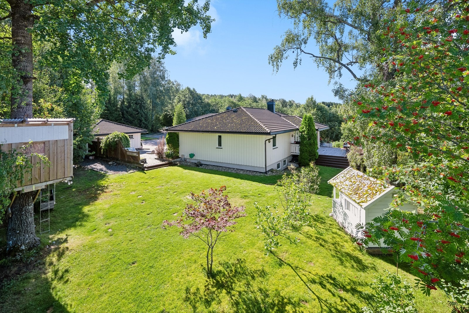 Felles tomt er på hele 4,8 mål, hvor denne eiendommen disponerer en større, naturlig del av tomten. Galleribilde