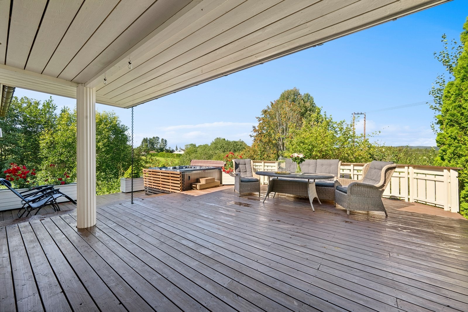 Uteområdet er skjermet og pent opparbeidet med en solrik terrasse på hele 60 kvm og jazucci. Galleribilde