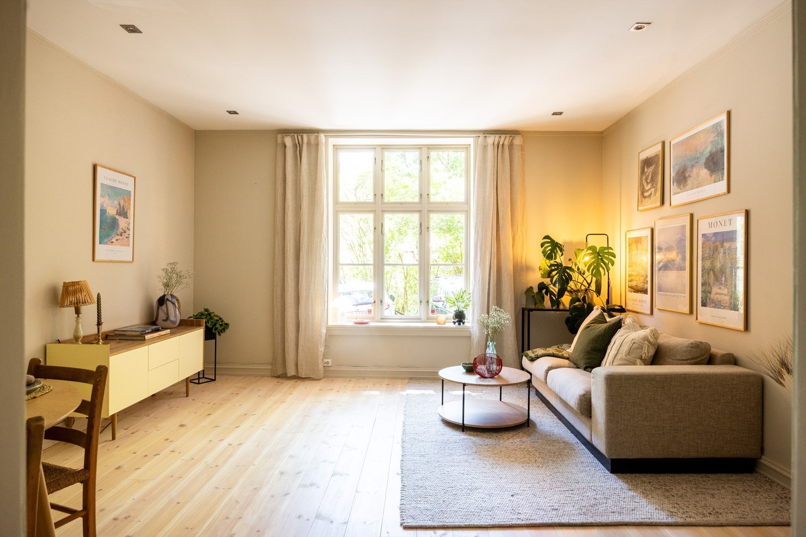 Planløsningen åpner opp for flere mulig møbleringsmuligheter med god plass til sofagruppe, spiseplass og seng. Galleribilde