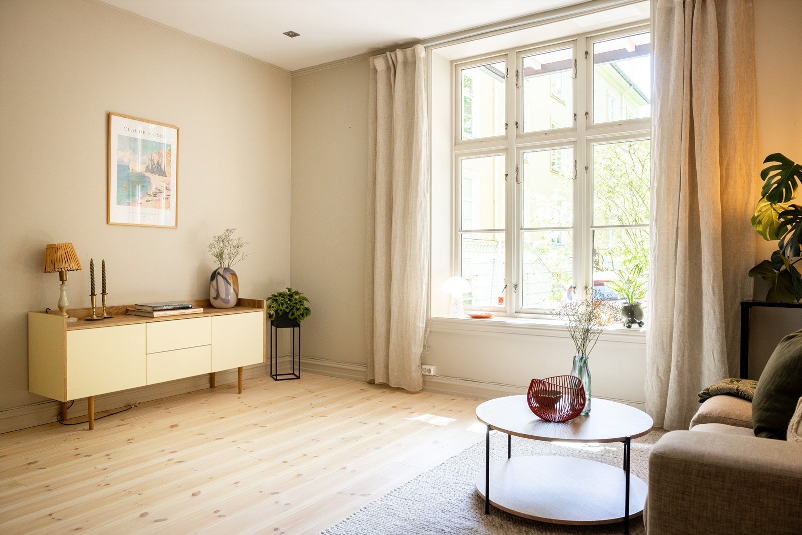 Lys stue med store vindusflater som sørger for rikelig med lysinnslipp. Galleribilde