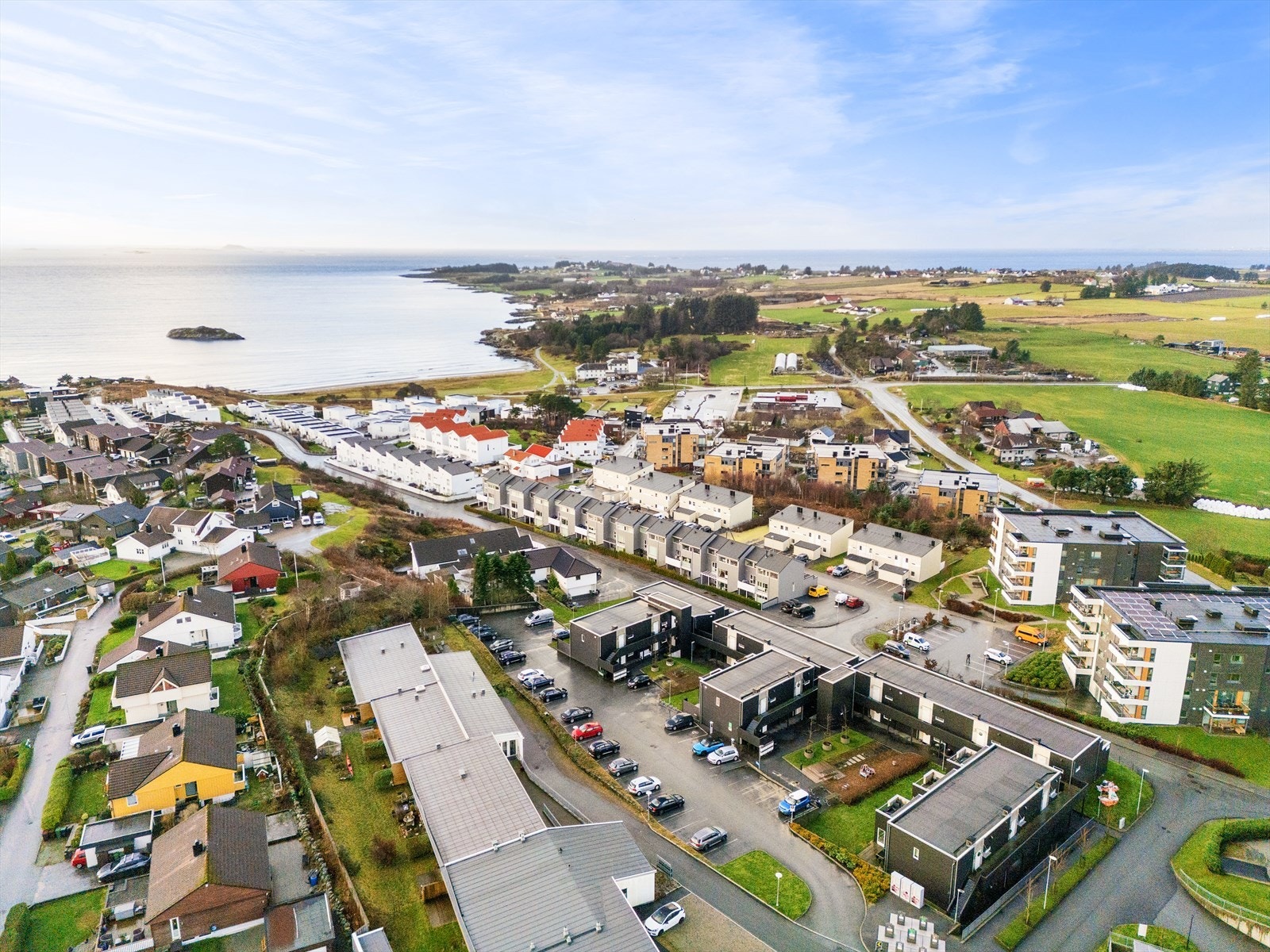Fra stranden har man uendelig med tursti og løyper utover både sørover og nordover i kommunen. I nærheten ligger også Hålandsvannet med turløype rundt. Galleribilde