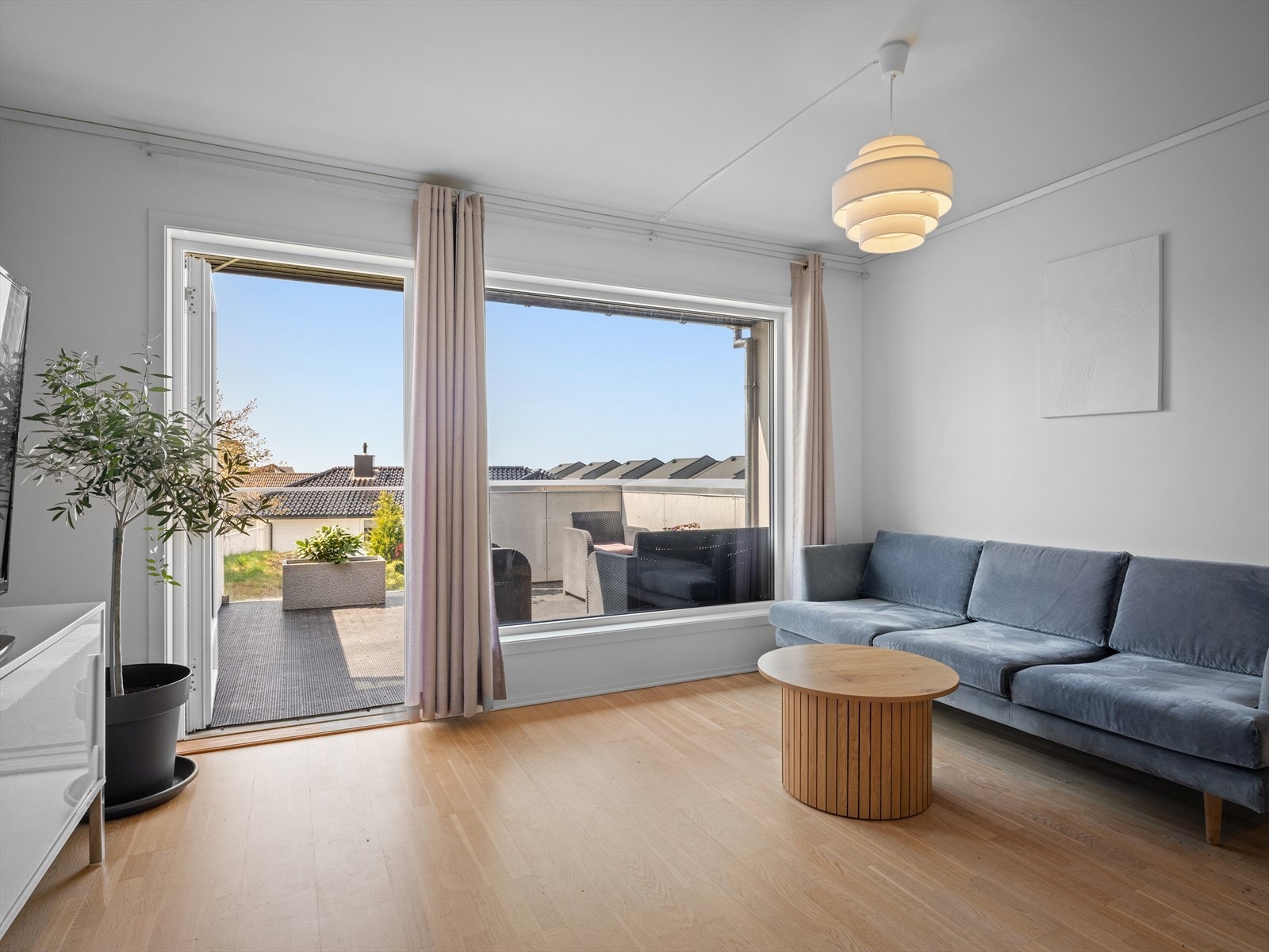 Stuen har store vindusflater som slipper inn godt med naturlig lys. Det er utgang til uteområde hvor det balkong med god plass for utemøbler. Galleribilde