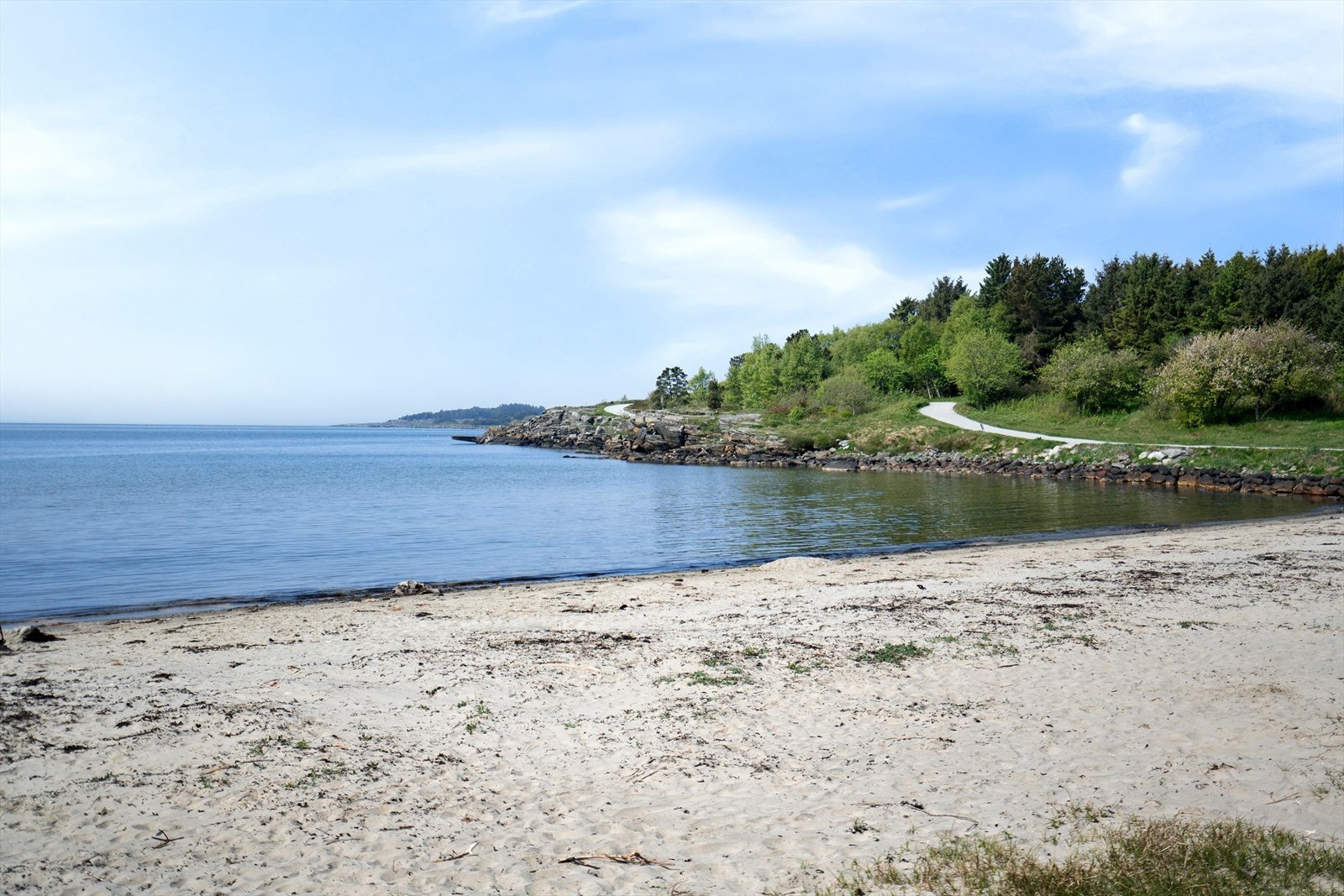 Bare få hundre meter fra boligen ligger Vistestranden, ved Viste Strandhotell. Dette er et fint sted å nyte late sommerdager på stranda, bade eller spille sandvolleyball. Galleribilde