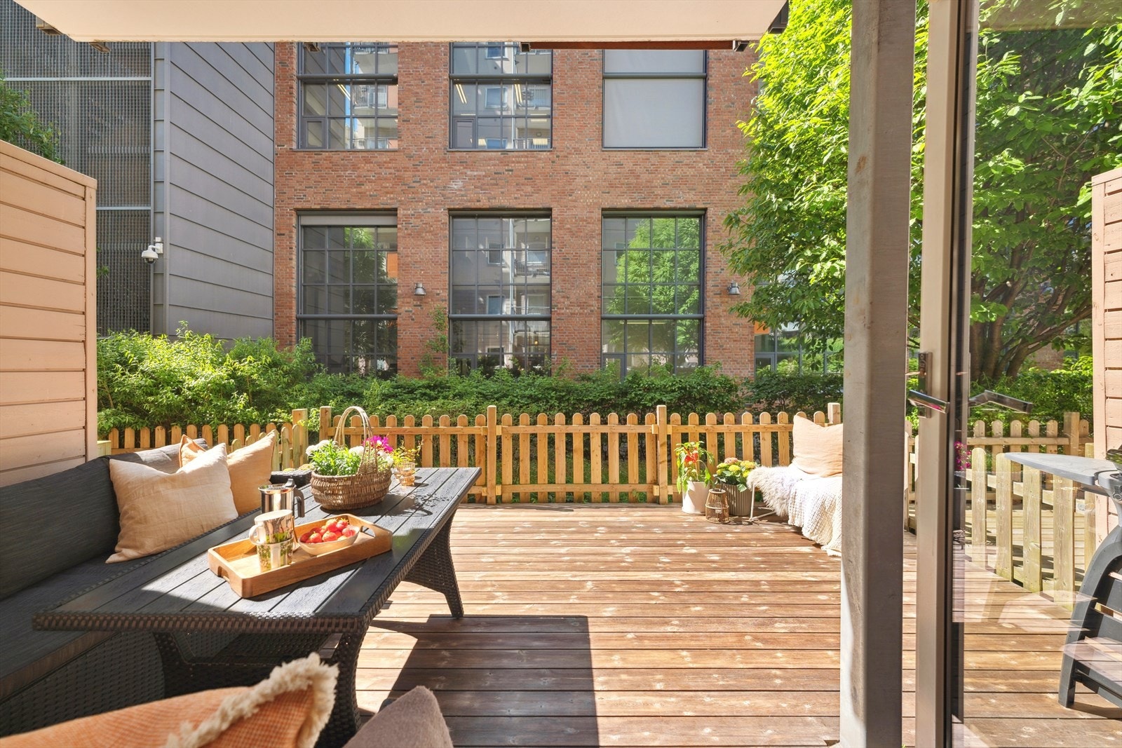 Boligen vender i sin helhet ut mot et skjermet område med lite innsyn Galleribilde