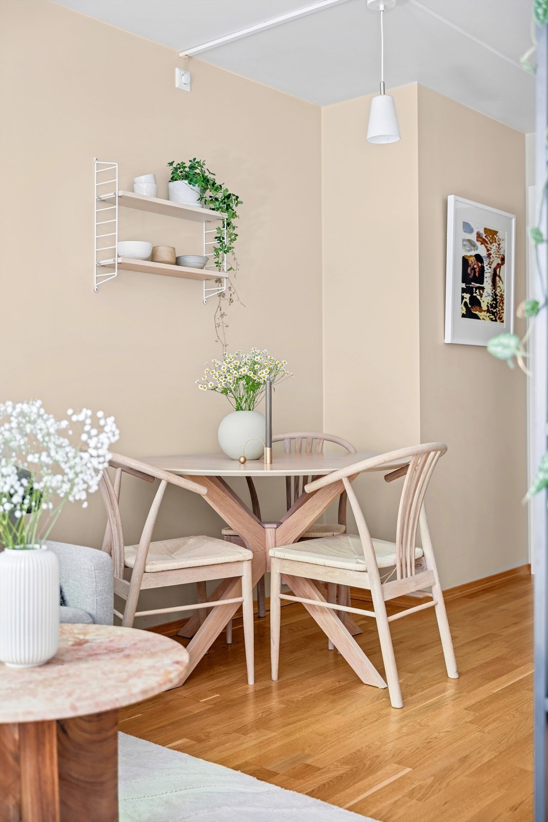 I den åpne stue-/kjøkkenløsningen har du plass til eget spisemøblement Galleribilde