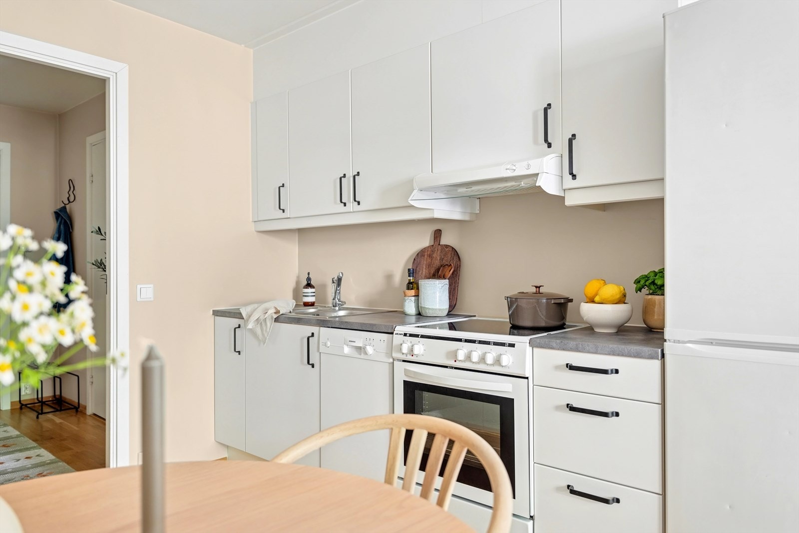 Av hvitevarer inneholder kjøkkenet frittstående kjøl- og fryseskap, komfyr/platetopp og oppvaskmaskin Galleribilde