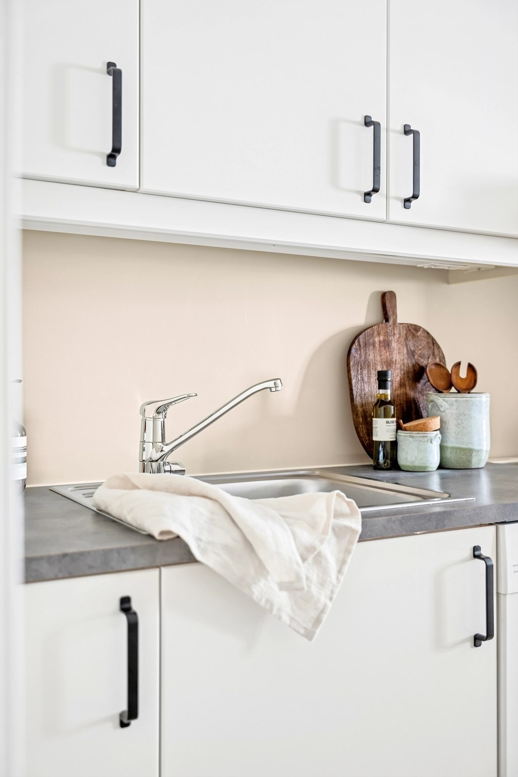 På kjøkkenet er det godt med skapplass Galleribilde