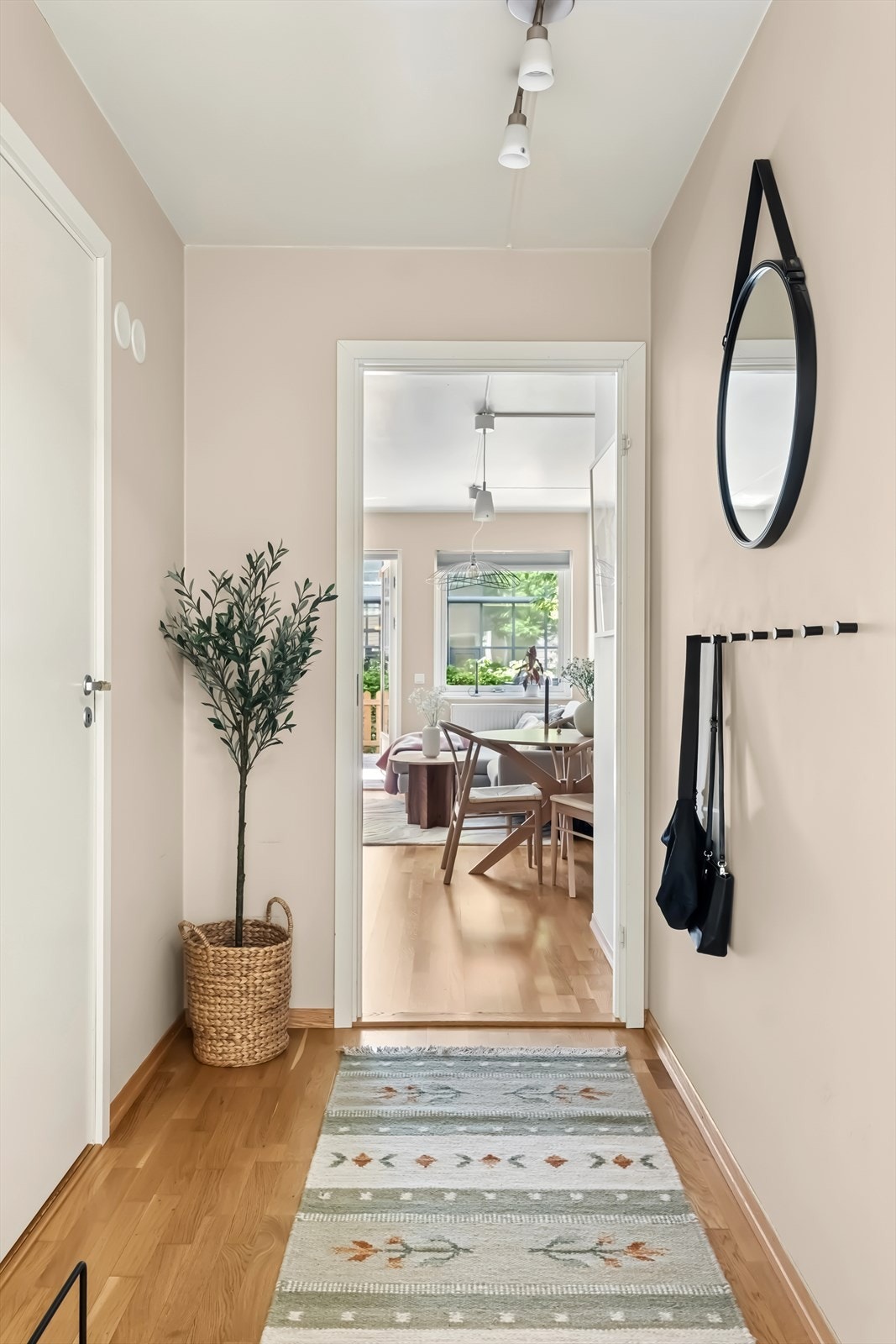 En lys og trivelig entré ønsker deg velkommen inn i denne vakre boligen Galleribilde