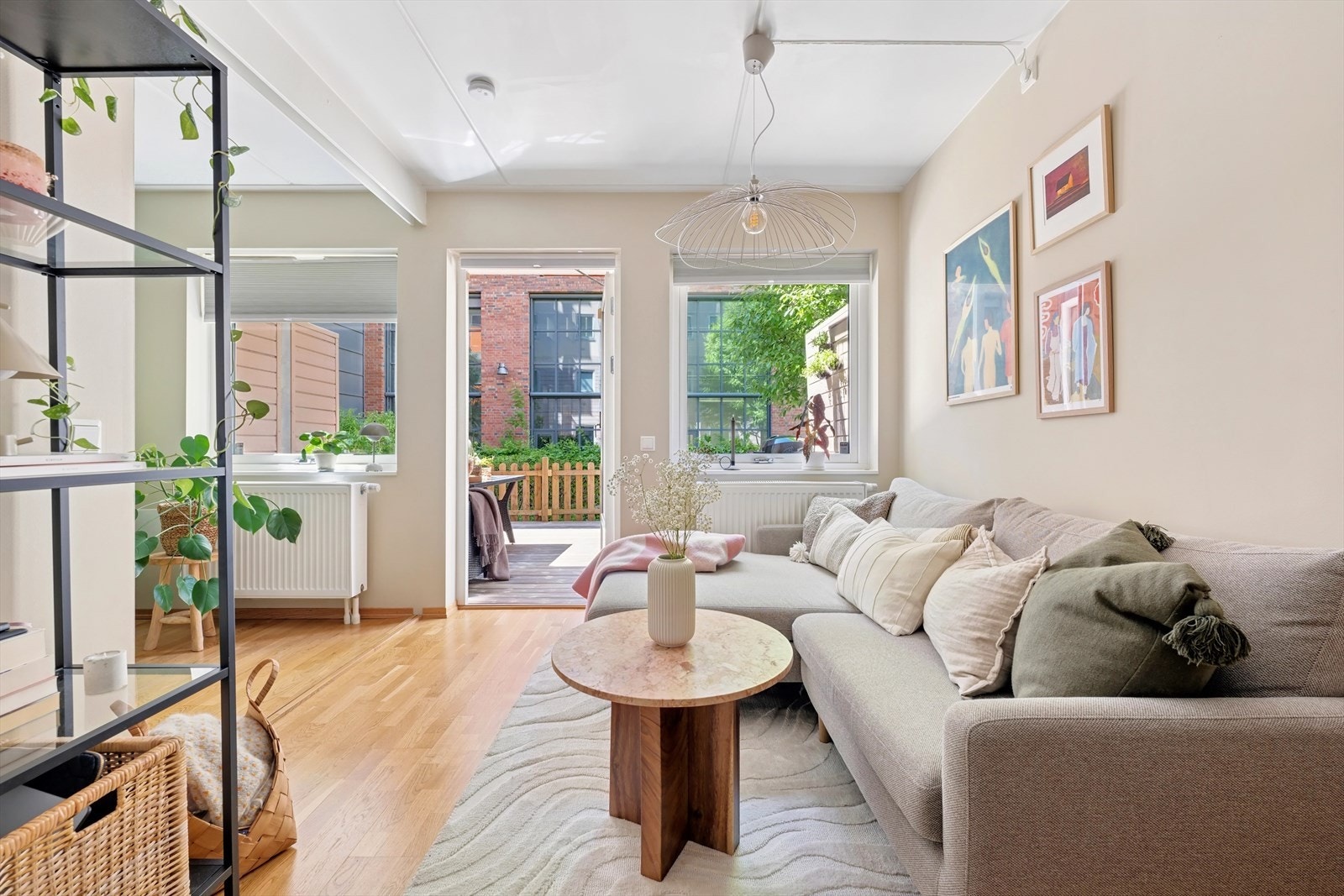 Boligen har en svært sentral beliggenhet på Frydenlund/Løren med "alt" du trenger i hverdagen i umiddelbar nærhet Galleribilde