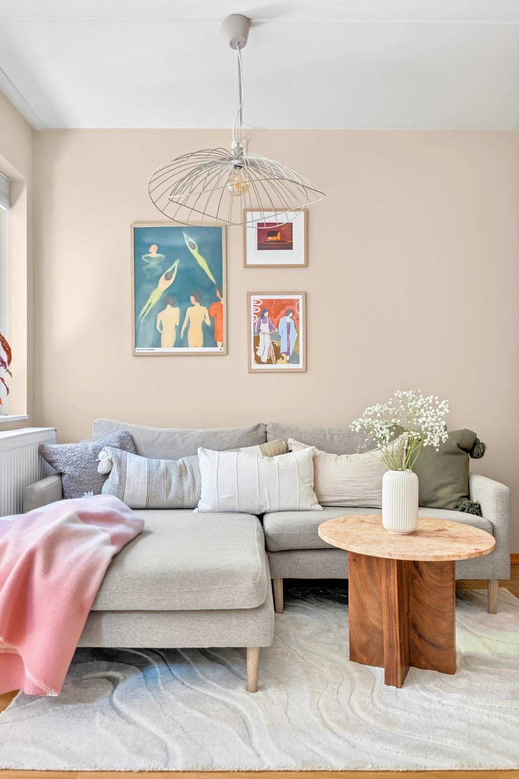 I stuen har du god plass til sofa og tilhørende sofabord Galleribilde